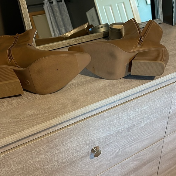 New! Never worn outdoors. Tan boots. Size 7 - Picture 4 of 5
